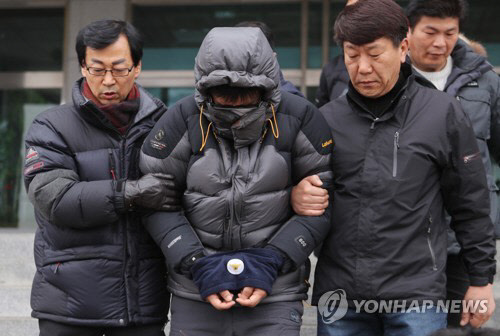 법원으로 향하는 고준희양 친부 [연합뉴스 자료사진]